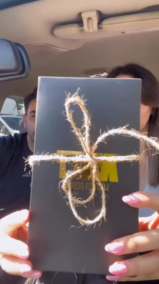 Kaliteli deri, zamansız tasarım ve kişiselleştirilebilir detaylar… 🤎  @mftleather ‘ın cüzdan, kartlık ve anahtarlıktan oluşan paketi gerçekten beklentimi karşıladı. Hem günlük kullanım için şık hem de hediye olarak çok anlamlı bir seçenek. Kendi tarzınıza özel dokunuşlar ekleyebilmeniz ise en sevdiğim detayı oldu. ✨  #isbirligi #unboxing